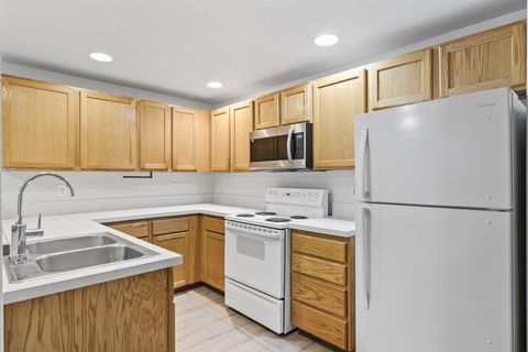 Tiny photo for 1470 SW 16th Street, Redmond, OR 97756 (MLS # 220215741)