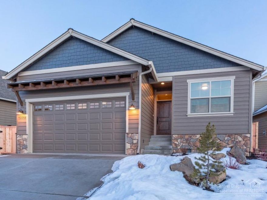 Gorgeous one level home lives new. Light and bright. Located in upscale NE neighborhood of Horizon Ridge. Energy efficient construction w/upgraded finishes.  Slab granite countertops, Hardwood floors.  Huge master bedroom w/luxury master bath which features beautiful custom full tile shower. Low maintenance yard with lovely landscaping.  Upgraded window coverings, gutters Central AC.  Home is a very close distance to 36 acre Rockridge Park featuring 9 hole disc golf course, playgrounds and walking trails. The park has 60% natural space.