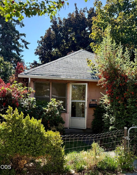 Photo of 2138 Vine Avenue, Klamath Falls, OR 97601 (MLS # 220229741)