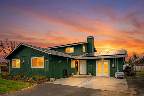 Photo of 1551 SW Parkway Drive, Redmond, OR 97756 (MLS # 220219980)