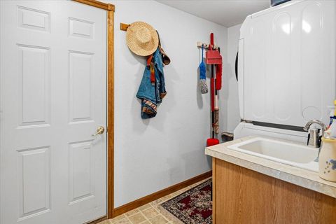 Tiny photo for 1551 SW Parkway Drive, Redmond, OR 97756 (MLS # 220219980)