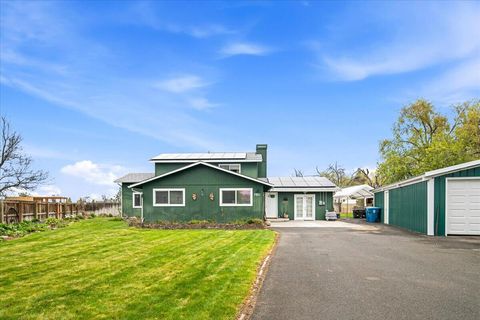 Tiny photo for 1551 SW Parkway Drive, Redmond, OR 97756 (MLS # 220219980)