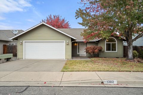 Photo of 1382 Andy Griffith Drive, Grants Pass, OR 97527 (MLS # 220211254) Photo of 1382 Andy Griffith Drive, Grants Pass, OR 97527 (MLS # 220211254)