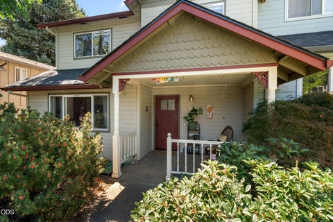 Photo of 426 Chestnut Street, Ashland, OR 97520 (MLS # 220225375)