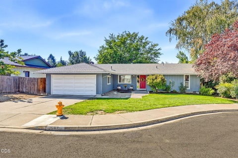 Photo of 567 N Stoneham Circle, Medford, OR 97504 (MLS # 220228807)