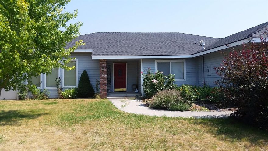 Sunset Village! Fantastic 3 bedroom 2 bath home with an open floor plan, cathedral ceilings, updated appliances, in ground sprinkler's front and back, Large back yard with vinyl fencing, over 2200 sq feet all in a nice suburban location. Chandelier's are not included with this sale.