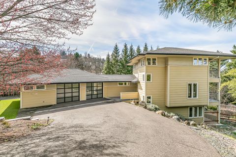 Photo of 4323 Murryhill Terrace, Medford, OR 97504 (MLS # 220217141)