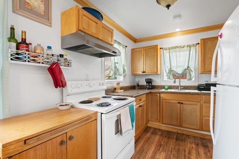 Tiny photo for 1321 SE Mill Street, Roseburg, OR 97470 (MLS # 220213275)