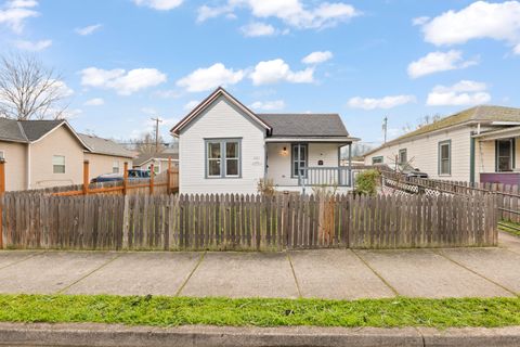 Photo of 1321 SE Mill Street, Roseburg, OR 97470 (MLS # 220213275)