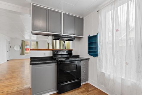 Tiny photo for 1321 SE Mill Street, Roseburg, OR 97470 (MLS # 220213275)