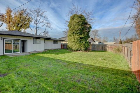 Tiny photo for 209 Chestnut Street, Medford, OR 97501 (MLS # 220213981)