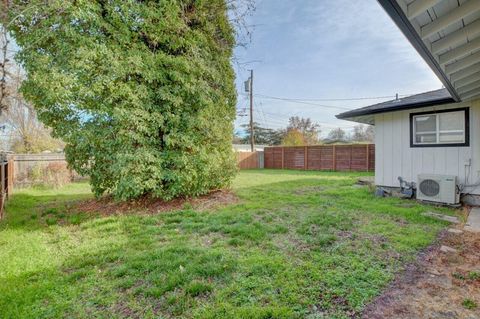 Tiny photo for 209 Chestnut Street, Medford, OR 97501 (MLS # 220213981)