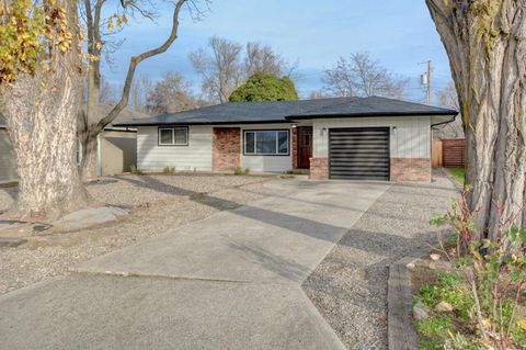 Photo of 209 Chestnut Street, Medford, OR 97501 (MLS # 220213981)