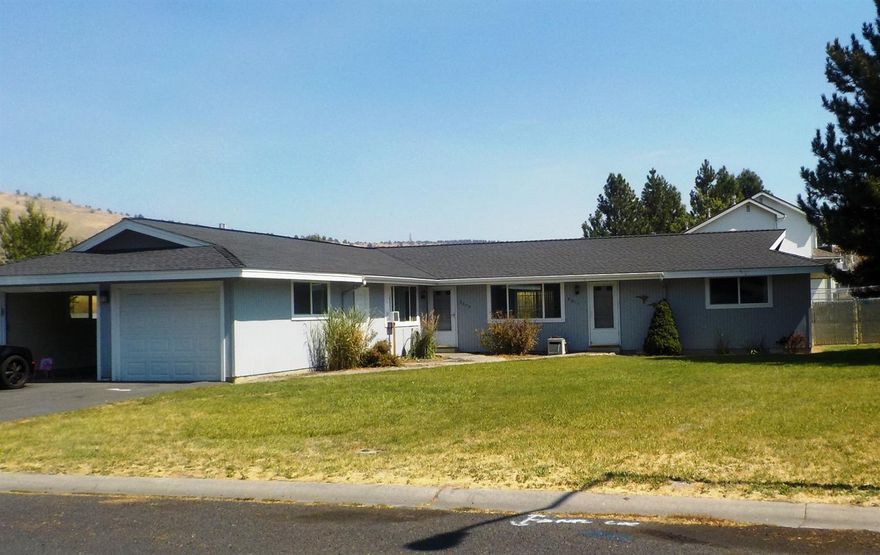 Sunset Village duplex in excellent condition with excellent rental history. This is definitely worthy of being owner occupied. Tenants are excluded from listing.