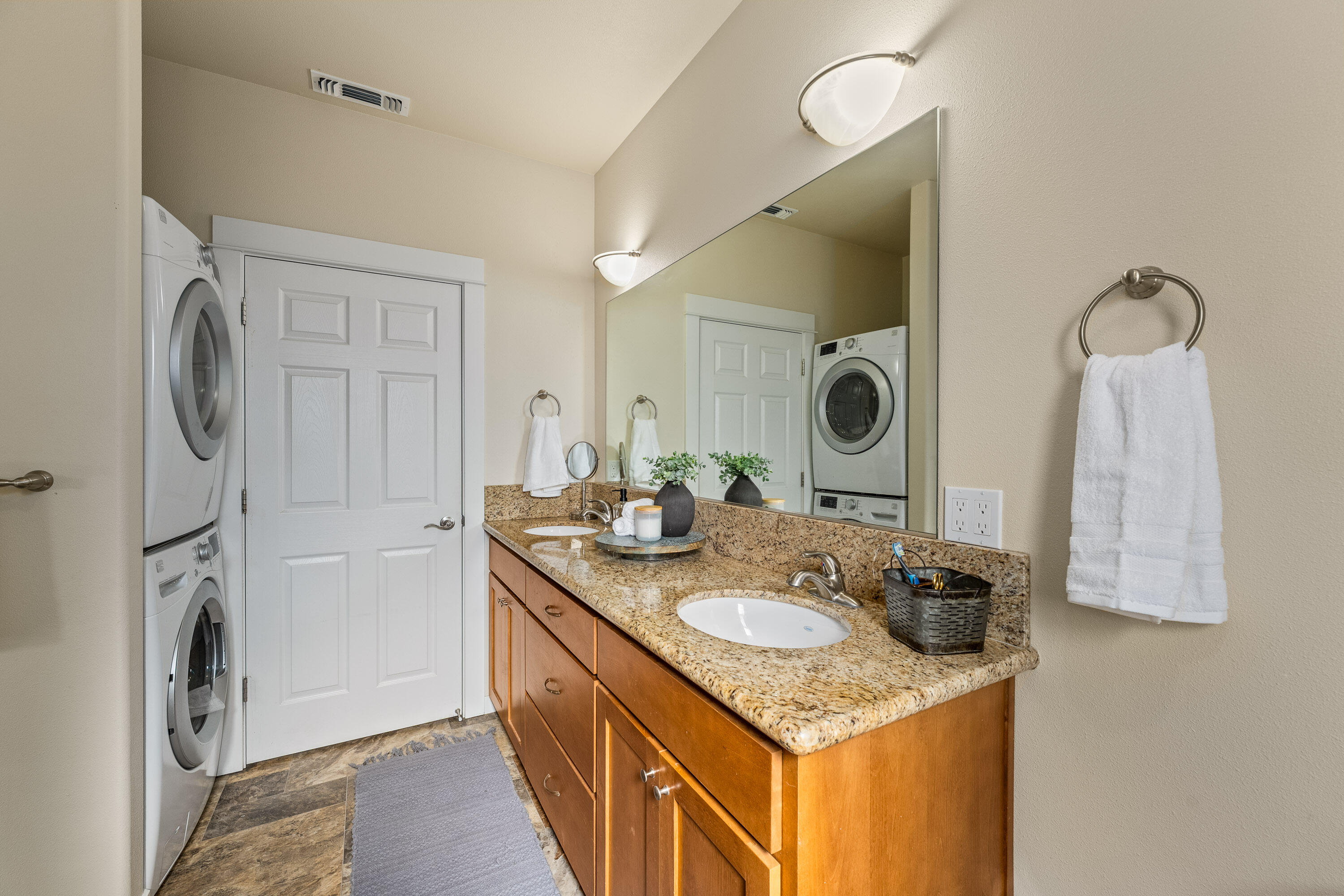 Kinsington Court Condominiums - Residential