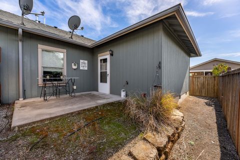 Tiny photo for 753 SW Kinsington Court, Grants Pass, OR 97526 (MLS # 220211173)