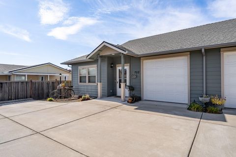 Photo of 753 SW Kinsington Court, Grants Pass, OR 97526 (MLS # 220211173)