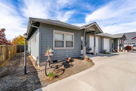 Tiny photo for 753 SW Kinsington Court, Grants Pass, OR 97526 (MLS # 220211173)