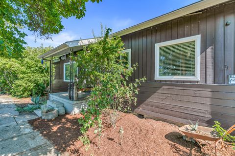 Photo of 219 Berrydale Avenue, Medford, OR 97501 (MLS # 220212147)