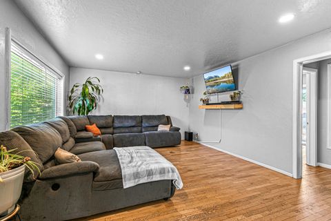 Tiny photo for 219 Berrydale Avenue, Medford, OR 97501 (MLS # 220212147)