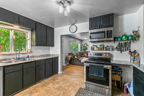 Tiny photo for 219 Berrydale Avenue, Medford, OR 97501 (MLS # 220212147)