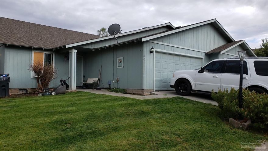 Built in 2005, 1,266 sq. ft. home with three Bedrooms, two Bathrooms, two car garage home in Strawberry Heights priced to sell at only $139,900. No stairs !!!&nbsp; Owner is in the process of installing new carpet, flooring, paint inside and out along with other items. Perfect place for a single, couple, small family or retired couple looking for a home base that is not too big and affordable. At this price, it is a good rental investment too, rents in the area are $900-$1,100 per month. Call for details and showing, make an offer today.&nbsp; Home is vacant.