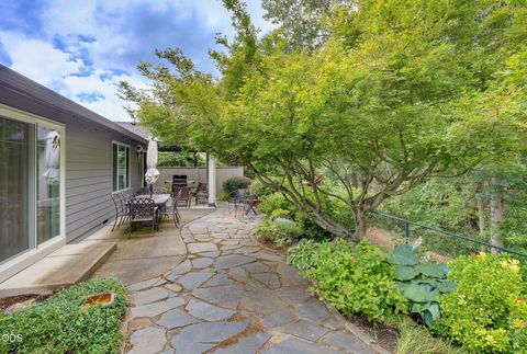 Tiny photo for 3343 Edgewater Drive, Medford, OR 97504 (MLS # 220224376)