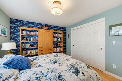 Tiny photo for 3343 Edgewater Drive, Medford, OR 97504 (MLS # 220224376)