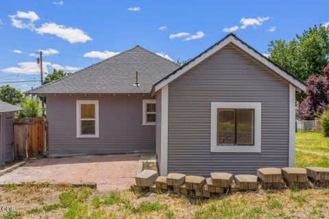 Tiny photo for 1132 Crescent Avenue, Klamath Falls, OR 97601 (MLS # 220223117)