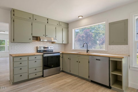 Tiny photo for 1132 Crescent Avenue, Klamath Falls, OR 97601 (MLS # 220223117)