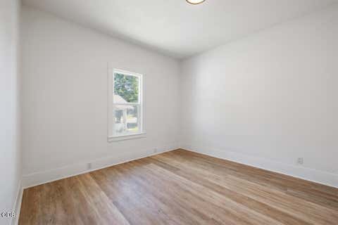 Tiny photo for 1132 Crescent Avenue, Klamath Falls, OR 97601 (MLS # 220223117)