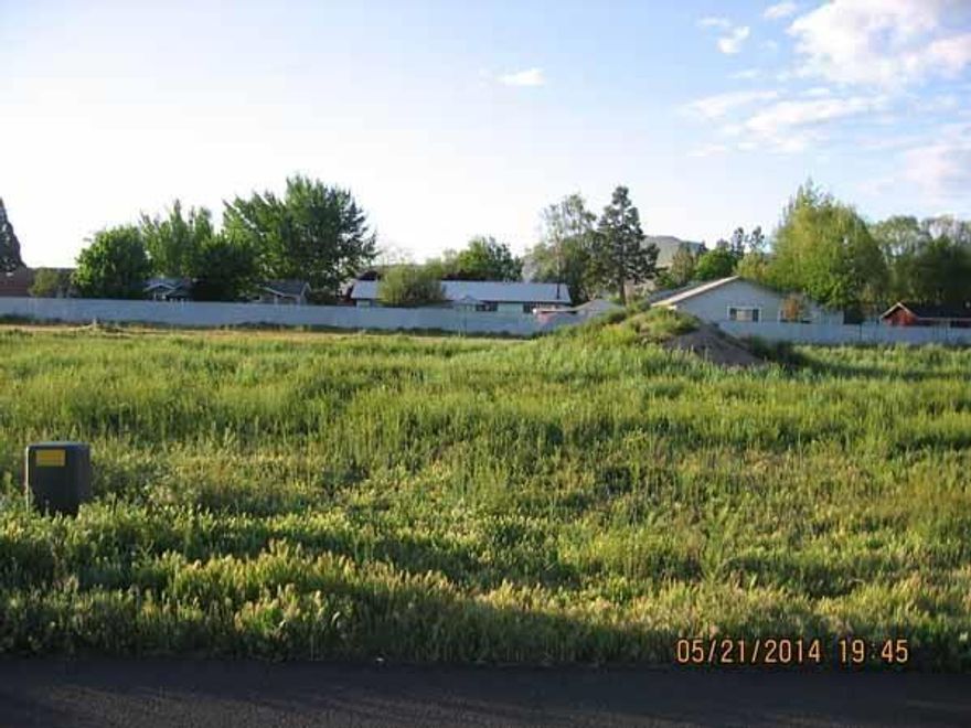 Great Price On This Nice Lot With Beautiful Mountain Views In Summerfield Residential Community. Large Enough For Your New Mfg. Home And A Small Garden, Small Enough That There Won't Be A Lot Of Yard Maintenance! Potential Buyers May Apply For Financing With Rogue Federal Credit Union;s Lot Loan Program. Water Is Billed Monthly Through Rfcu And Runs Approximately $40/Month Depending Upon Usage.