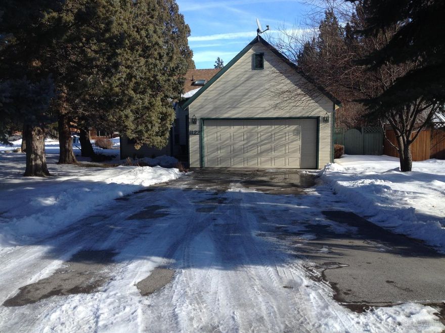 TANGLEWOOD w/Pilot Butte view! Great oversized 1/3 acre+ corner lot w/back bbq deck and side fenced garden. AC. New comp roof 2016. Great floor plan...lots of vaults. Fireplace w/custom tile and raised hearth in Great Room. Kitchen offers granite counters, 4-burner gas cooktop plus dining nook and loads of cabinets. Master suite w/dual doors, sunroom, master bath w/soak tub, double sinks. Utility room off garage.