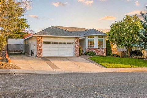 Photo of 1518 Cypress Point Drive, Medford, OR 97504 (MLS # 220219336)