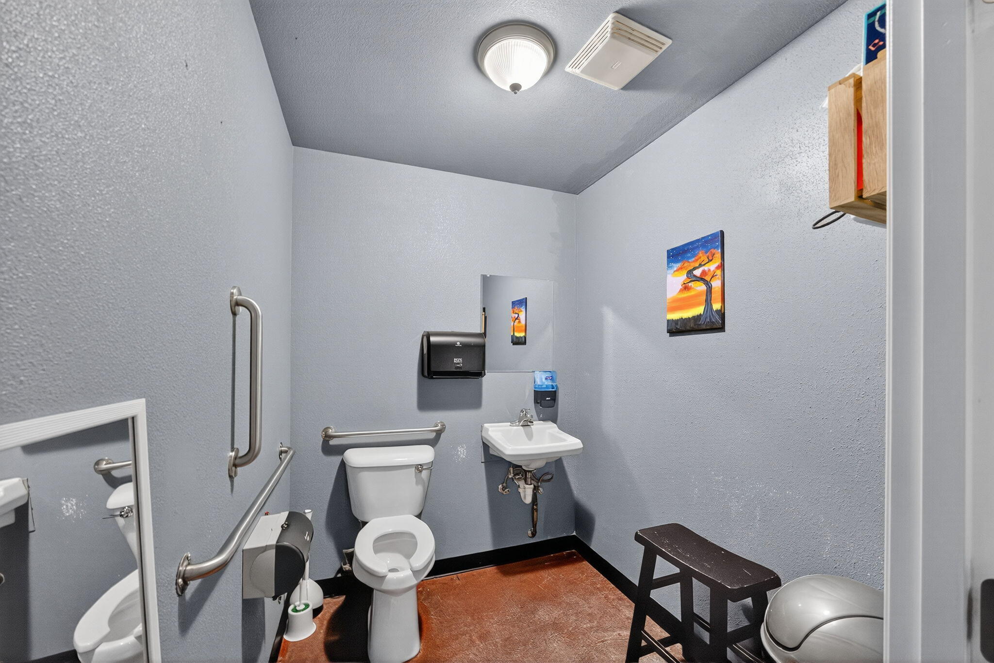 Main image without alt text