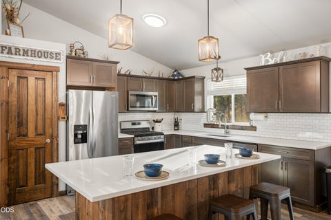 Tiny photo for 53088 Loop Drive, La Pine, OR 97739 (MLS # 220229661)
