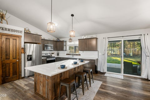 Tiny photo for 53088 Loop Drive, La Pine, OR 97739 (MLS # 220229661)