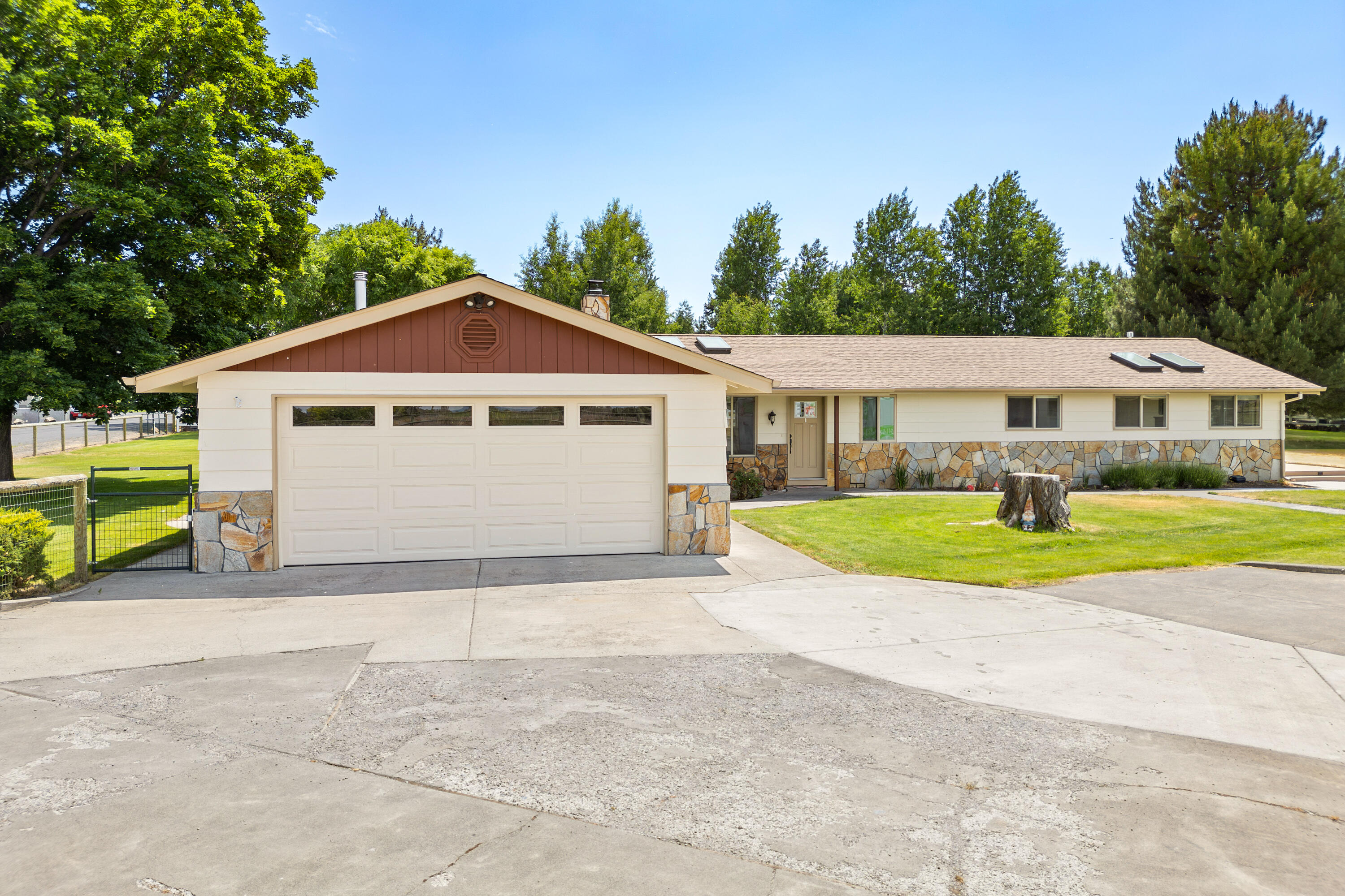 21697 Old Red Road