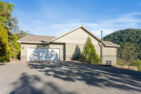 Photo of 1144 Colonial Drive, Grants Pass, OR 97526 (MLS # 220228811)