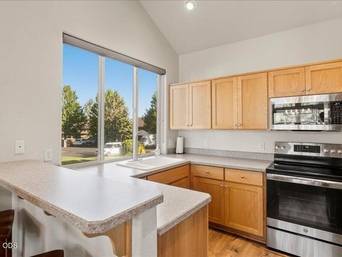 Tiny photo for 1395 Highland View Loop, Redmond, OR 97756 (MLS # 220224497)