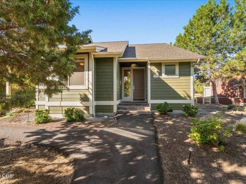 Photo of 1395 Highland View Loop, Redmond, OR 97756 (MLS # 220224497)