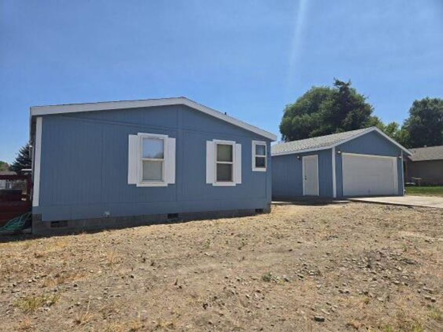 Great First-Time Homebuyer or Investment Property! New exterior and interior paint. Large fenced yard with alley access is a blank canvas ready for your vision. Conveniently located near Crook County schools, fairgrounds, shopping and all Prineville has to offer. Prineville is located at the gateway to the Ochocos and only 20 miles to Redmond.