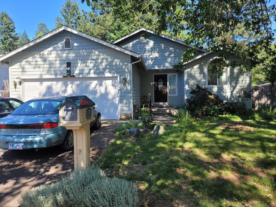 Nice 3/2 close to downtown and shopping. 1337 square feet on .23 of an acre with an oversized fenced backyard and deck. Hookups for pond that used to be there.
Oak cabinets in the kitchen, nice floorplan with spacious primary bedroom. Lots of storage and inside laundry, attached garage.
3 fruit trees include Apple, Cherry and Plum.