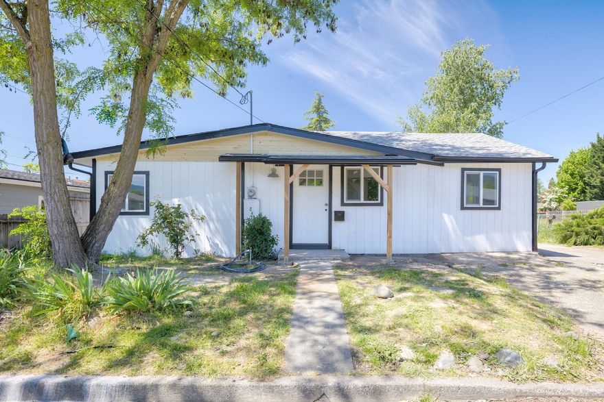 FHA Appraisal Done! Welcome to 730 SW Greenwood! This 2 bed 1 bath 1028 sqft home was recently remodeled. Some interior upgrades include new floors, paint, drywall, cabinets, bathroom, water heater, granite counters, & Heating & Air system. Exterior upgrades include new siding, paint, windows, & doors! Come see this one today!