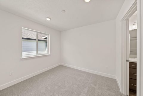 Tiny photo for 4083 SW Obsidian Place #151, Redmond, OR 97756 (MLS # 220213684)