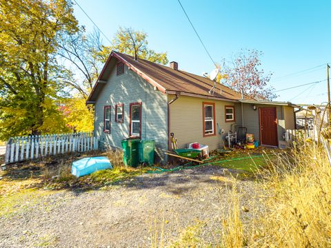 Tiny photo for 625 N 2nd Street, Klamath Falls, OR 97601 (MLS # 220211268)