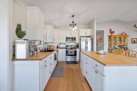 Tiny photo for 15333 NW oneil Highway, Redmond, OR 97756 (MLS # 220209417)