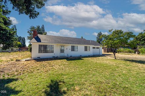 Photo of 225 Cheryl Lane, Phoenix, OR 97535 (MLS # 220225406)
