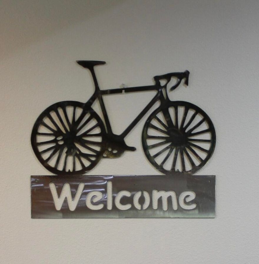 Seller has PAID the HOA through December 2025 will be included w/Acceptable offer! Affordable Sunriver Gem: Discover the best value in Sunriver with this beautifully updated 2bed/2bath single level downstairs condo at The Ridge. Nestled amidst 40 miles of paved paths, you'll have easy access to all the area's attractions including SHARC, Sunriver Village, Deschutes River & Benham Falls. The Ridge boasts fantastic amenities: a sports court, clubhouse, year-round hot tub & seasonal swimming pool. Enjoy 6 weeks of Deeded ownership. Rentable. Service dogs welcomed. Smoking not permitted. Don't miss this opportunity to own a piece of Sunriver paradise at an unbeatable price!