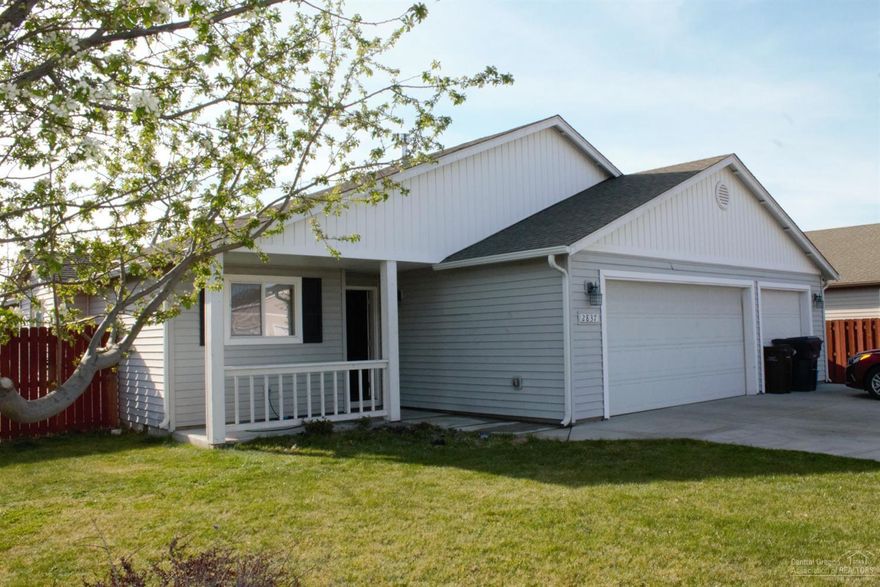 Single level home in Redmond with triple car garage, fully landscaped & fenced yard. Nicely maintained with tiled kitchen & bath flooring, laminate in great room. Cozy gas fireplace. Spacious master suite. Covered back patio, gas furnace & air conditioning too! This home shows well.